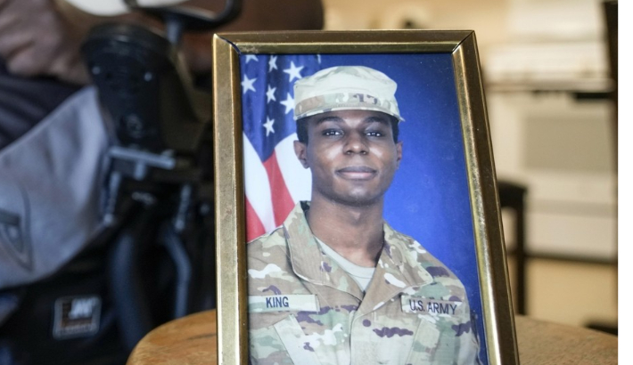 지난 7월 19일 위스콘신주 커노샤에서 트래비스 킹의 할아버지가 킹의 사진 옆에서 인터뷰하는 모습. 연합뉴스