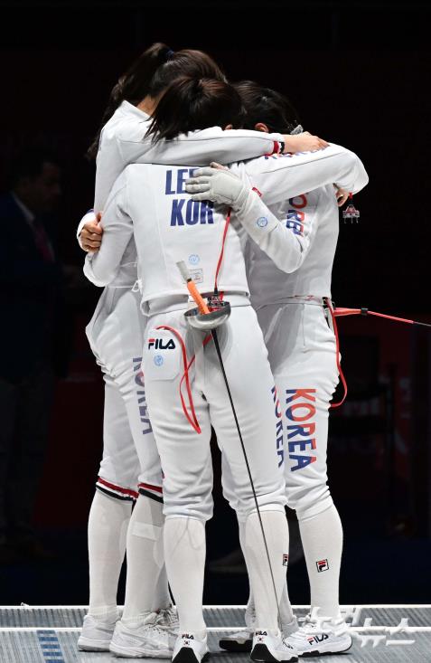 女에페 단체 금메달 획득