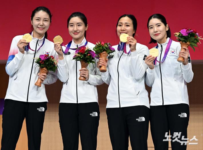 금메달 목에 건 여자 에페 단체
