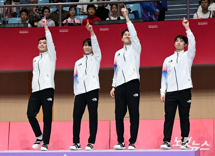 금메달 시상대 오른 男플뢰레 선수들