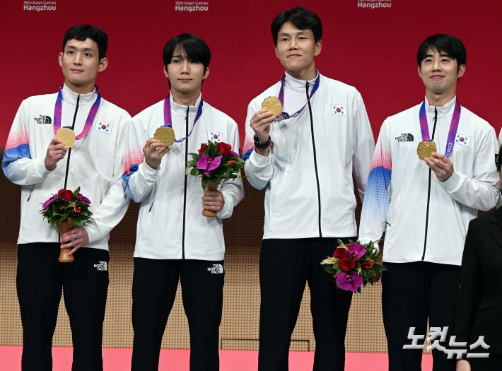 금메달 목에 건 남자 플뢰레 단체