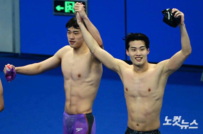 수영 2관왕 오른 황선우