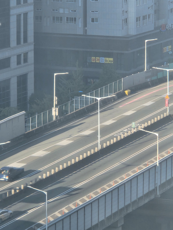 김해공항과 남해 고속도로를 연결하는 동서고가도로. 오전 8시 현재 한산한다/정민기 기자