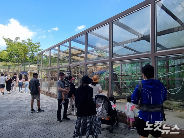 28일 순천만국가정원 동물원을 찾은 관람객들. 박사라 기자 
