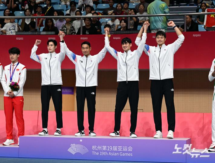 금메달 시상대에 오른 펜싱 어벤져스