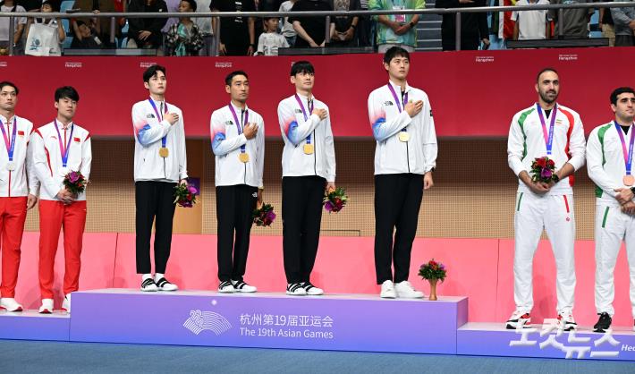 국기에 대한 경례하는 사브르 선수들