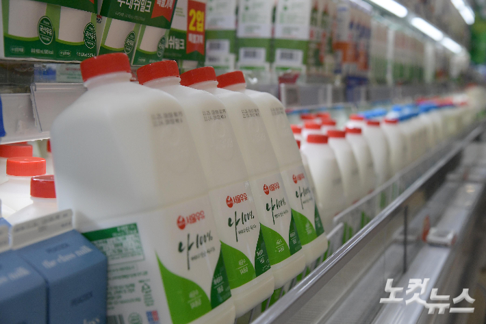 17일 서울시내 한 대형마트에 우유 제품이 진열돼있다. 박종민 기자