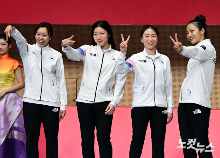 은메달 세리머니 하는 女플뢰레 선수들