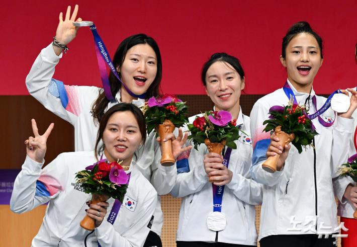 女플뢰레 단체 은메달 획득