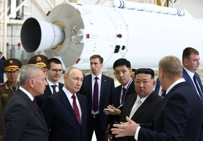 김정은 북한 국무위원장(가운데 오른쪽)과 블라디미르 푸틴 러시아 대통령(가운데 왼쪽)이 13일(현지시간) 러시아 아무르주 보스토치니 우주기지를 둘러보고 있다. 연합뉴스