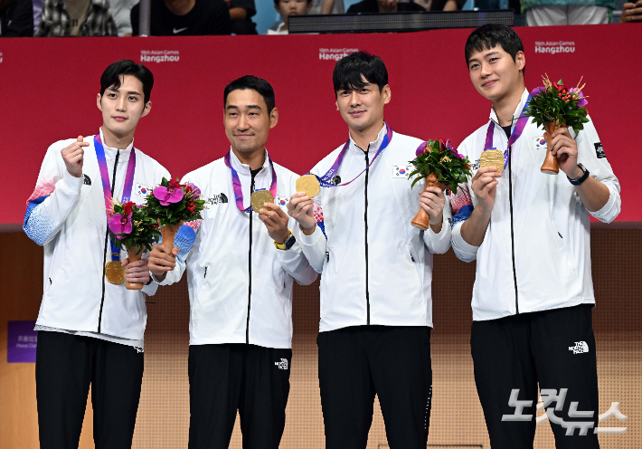 28일 오후 중국 항저우 전자대학에서 열린 '2022 항저우 아시안게임' 남자 사브르 단체 결승전에서 금메달을 획득한 사브르 대표팀 선수들이 금메달을 들어보이고 있다. 왼쪽부터 김준호, 김정환, 구본길, 오상욱. 항저우(중국)=황진환 기자