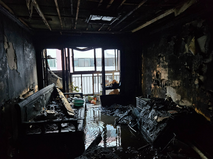 28일 부산 연제구의 한 아파트에서 불이 나 890만 원 상당의 재산피해가 났다. 부산소방재난본부 제공