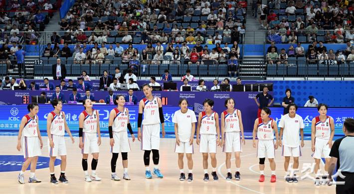 경기장 나서는 북한 女농구 대표팀
