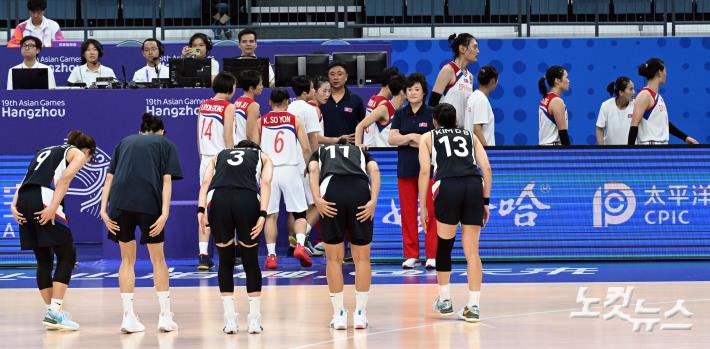 북한 벤치 찾아 인사하는 한국 농구 대표팀