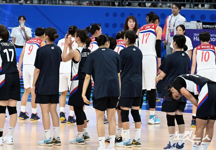 선수 대신 감독 찾아 인사하는 북한 女농구 대표팀