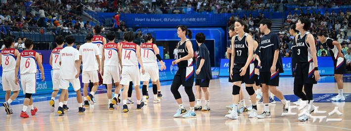 인사 나누지 못한 남북