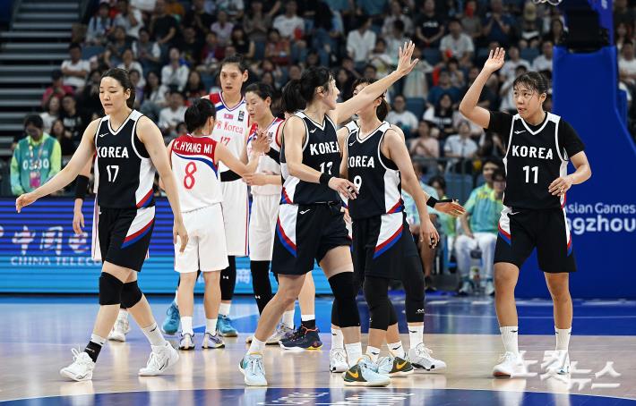 북한에 81 대 62 로 승리한 여자농구