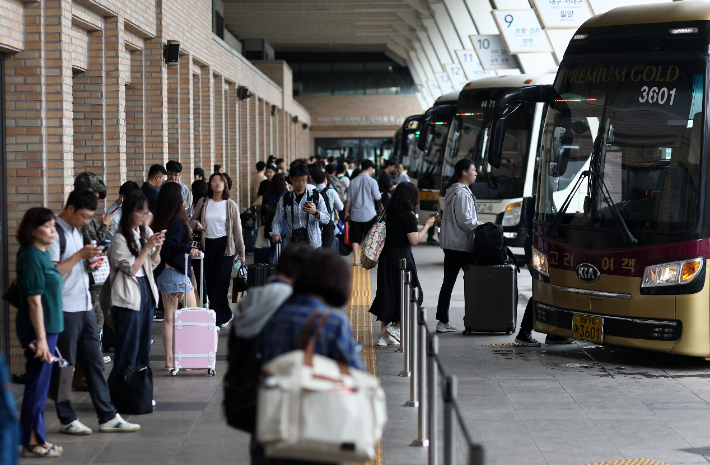 지난 27일 서울 고속버스터미널에서 시민들이 버스를 기다리고 있다. 연합뉴스