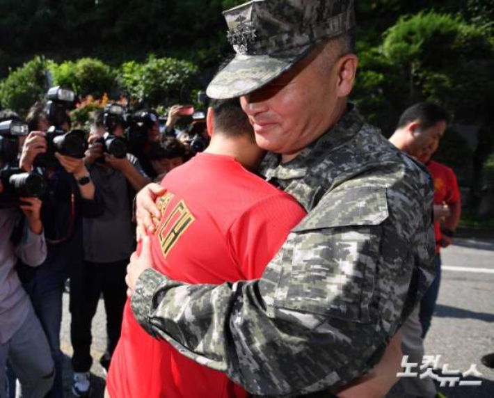 채 모 상병 순직 사건을 수사하다 항명 혐의로 입건된 박정훈 전 해병대 수사단장(대령)이 9월 1일 오전 영장실질심사를 받기 위해 서울 용산구 군사법원으로 들어가기 전 응원에 나선 해병대 예비역 동기생들과 포옹하고 있다. 류영주 기자