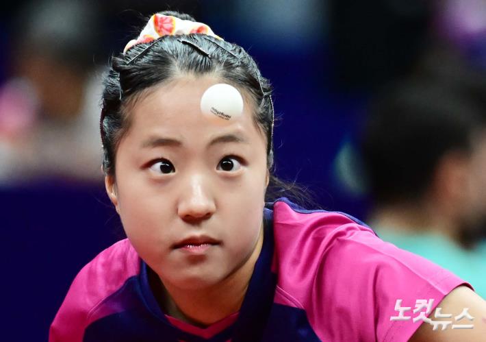 침착하게 서브 넣는 신유빈