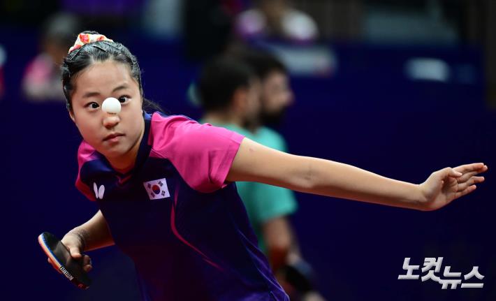 서브 넣는 신유빈