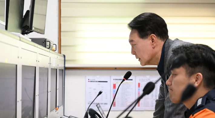  윤석열 대통령이 추석 연휴인 30일 서울 중구 서울중부소방서를 방문, 상황실 관제시스템을 살펴보고 있다. 연합뉴스