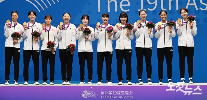 금메달 든 여자 배드민턴 대표팀