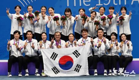 女배드민턴 단체 금메달 획득 기념촬영