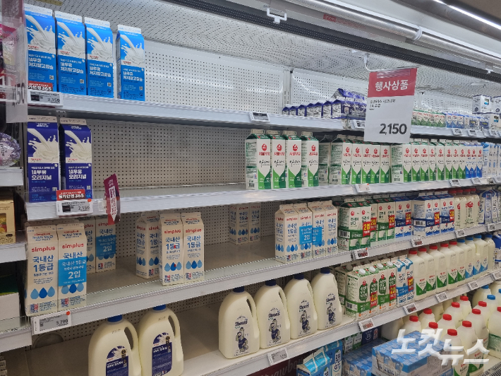 1일부터 우유값이 일제히 오르면서 상대적으로 저렴한 대형마트 PB브랜드 제품은 거의 동났지만, 국산 브랜드 흰우유는 재고가 많이 쌓여 있었다. 양형욱 기자