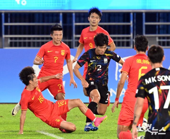 깊은 태클하는 중국