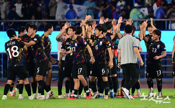 중국에 2대0 승리한 한국축구