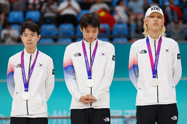 롤러스케이트 3000m 계주에서 은메달을 딴 정철원, 최광호, 최인호. 연합뉴스