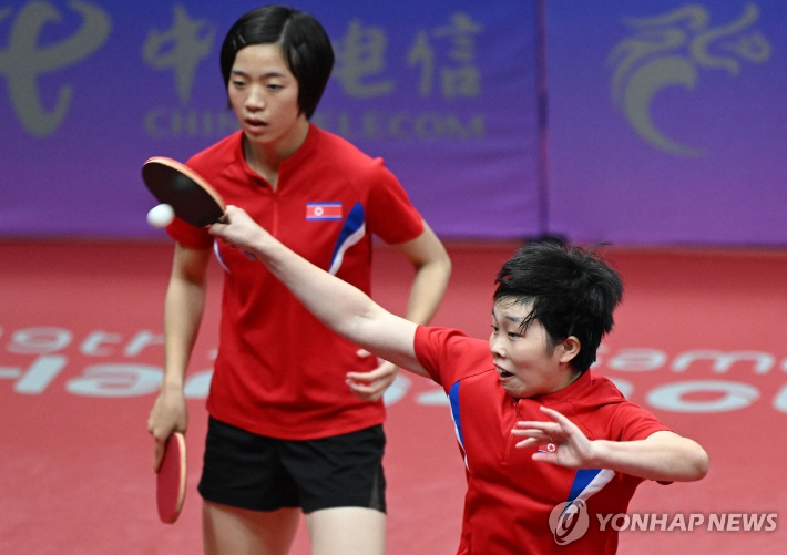 북한 탁구 여자 복식 차수영(왼쪽)-박수경. AFP=연합뉴스