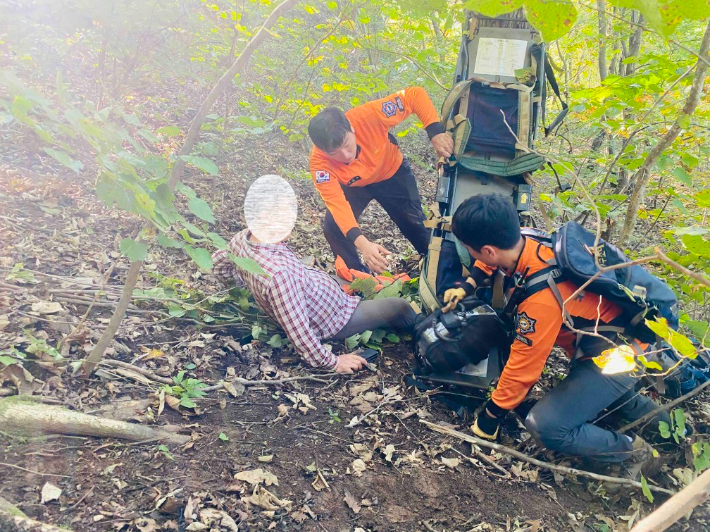 산행 중 굴러떨어진 등산객 구조하는 소방관들. 연합뉴스