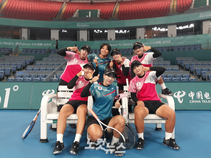 한국 소프트테니스 여자 대표팀 선수들이 2일 항저우아시안게임 대비 공식 훈련 중 포즈를 취하고 있다. 노컷뉴스