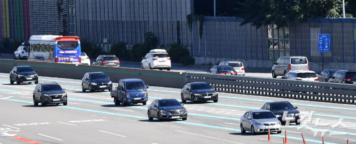 명절 고속도로 차량. 류영주 기자