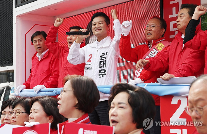 (서울=연합뉴스) 신준희 기자 = 국민의힘 김태우 강서구청장 보궐선거 후보가 3일 서울 강서구 화곡역 교차로에서 윤재옥 원내대표 등 지도부와 함께 선거 유세를 하고 있다. 2023.10.3 hama@yna.co.kr 연합뉴스