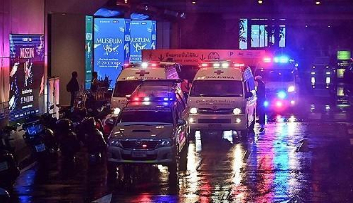 총격이 발생한 시암 파라곤 쇼핑몰에 도착한 구급차량. 연합뉴스