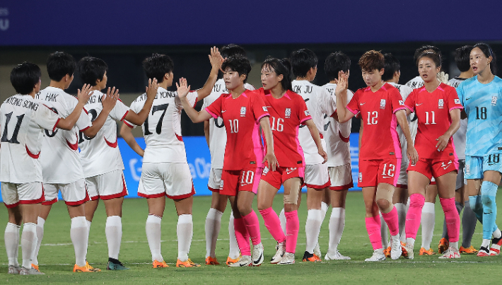 지난달 30일 중국 원저우 스포츠센터 스타디움에서 열린 2022 항저우 아시안게임 여자축구 8강전 한국과 북한의 경기가 1-4 대한민국의 패배로 끝났다. 경기 종료 뒤 대한민국 선수들이 북한 선수들과 인사를 나누고 있다. 연합뉴스