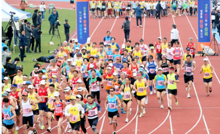 '전국생활체육대축전'의 마라톤 경기 출발 장면. 충청북도 제공