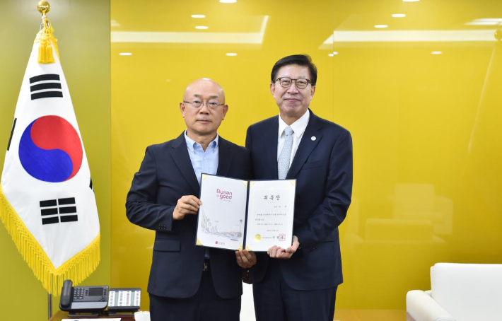 나건 홍익대 교수(사진 왼쪽)가 부산시 총괄 디자이너로 위촉됐다.  부산시 제공