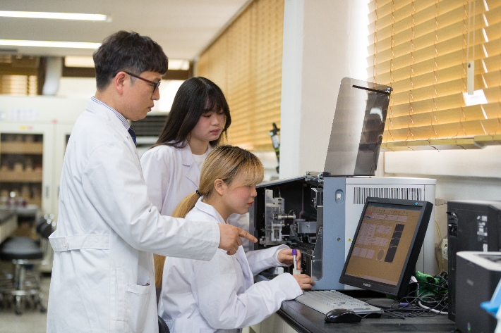 부산동의과학대학교 임상병리과 혈액자동화 검사 장비 실습 모습. 동의과학대학교 제공