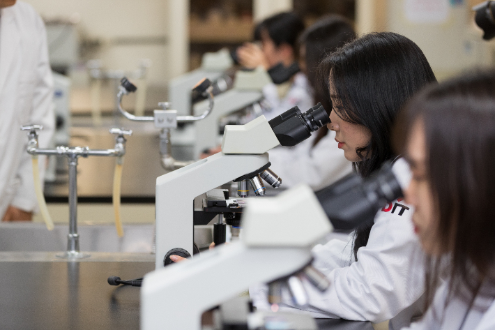 부산동의과학대학교 임상병리과 수업 모습. 동의과학대학교 제공