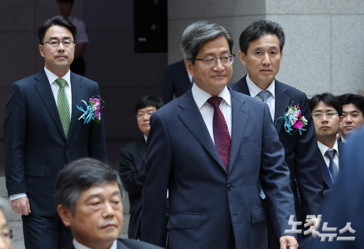 김명수 전 대법원장(가운데)이 입장하고 있다. 사진공동취재단