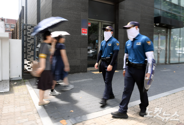 온라인 커뮤니티에 '흉기 난동' 장소로 지목된 서울 강남구 대치동의 한 학원 인근에서 경찰들이 순찰을 하고 있다. 황진환 기자 