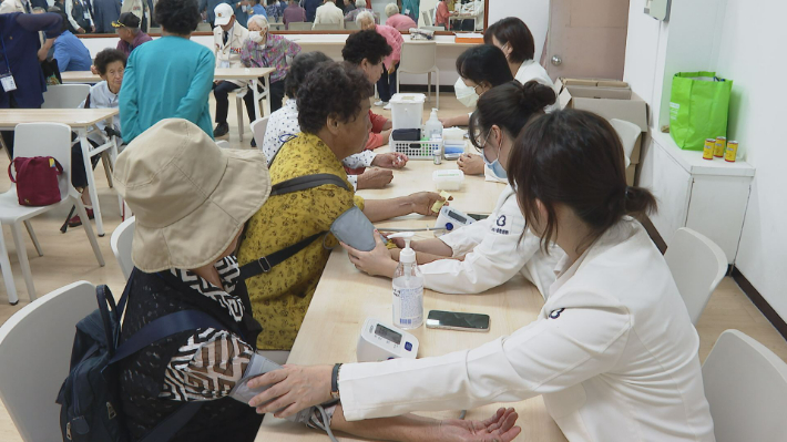 지난달 16일 강화중앙교회에서 열린 '강화군어르신건강관리행사'에서 강화지역 어르신들이 혈압을 측정하고 있다. 