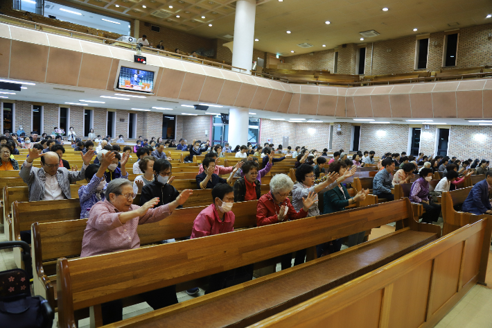 강화중앙교회의 예배모습