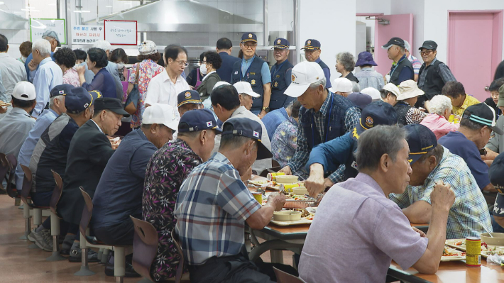 강화중앙교회가 지역 어르신들에게 점심을 제공하고 있는 모습. 