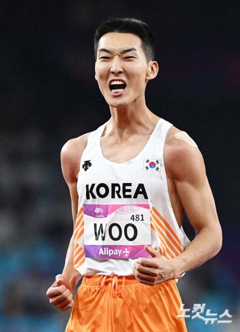 환호하는 우상혁