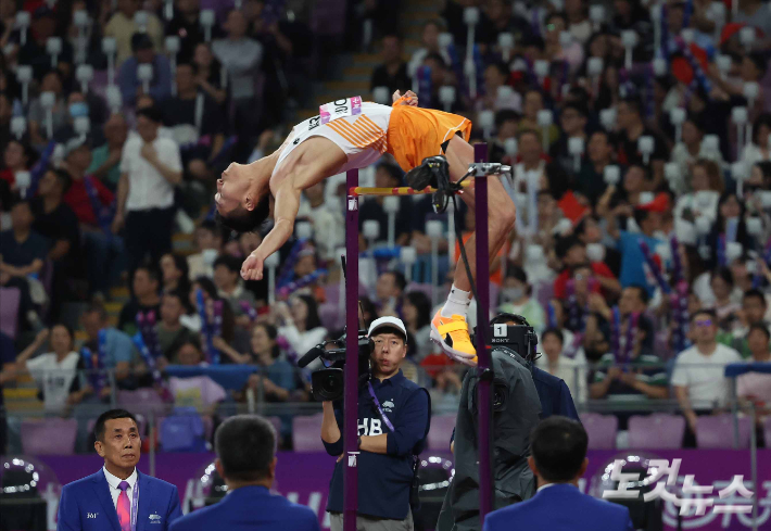 4일 중국 항저우 올림픽 스포츠센터에서 열린 남자 높이뛰기 결선에서 우상혁이 2.19m에 성공하고 있다. 황진환 기자